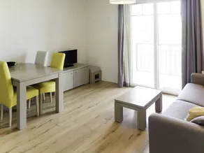 Holiday apartment with terrace, sauna & pool - Image 4