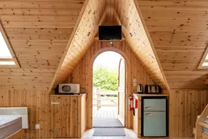 Spacious Glamping Pod with Retro Charm & Starry Lighting near Croston, England - Image 2