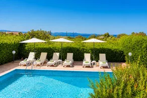 Children-friendly villa with private pool, barbecue & garden | Sea view - Image 4