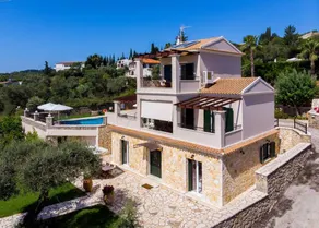Villa with garden, barbecue & pool - Image 3