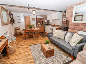 Cottage with garden & hot tub - Image 3