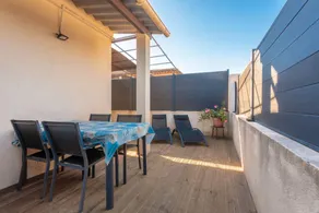 Flat with barbeque & terrace | Garden view - Image 2