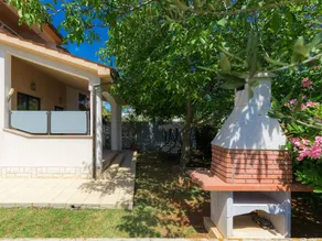 Apartment with terrace, garden & private pool - Image 5