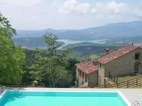 Voll ausgestattetes schönes Ferienhaus mit Terrasse, Grill und privatem Pool - Image 2