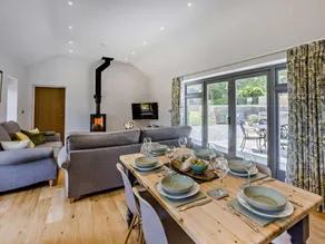 Cottage with hot tub, garden & barbeque - Image 4