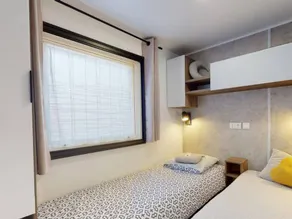 Mobile home with heated pool - Image 5