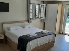 Apartment with terrace & pool - Image 3