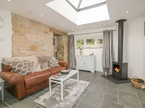 Cottage with hot tub & garden - Image 3