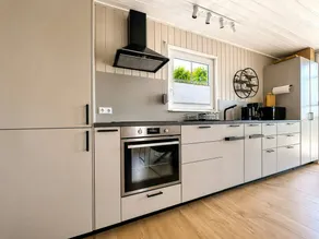 Cozy retreat with a sauna and garden by the canal - Image 5