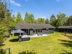 Child-friendly charming holiday home with BBQ, hot tub & terrace | Dogs allowed - Image 2