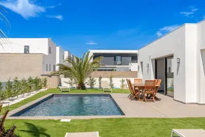 Großzügige Villa mit Terrasse, Grill und privatem Pool - Image 3