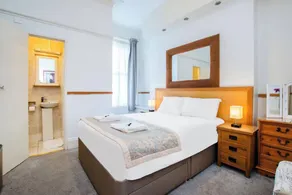 Standard Double Room - Image 5