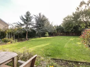 Family-oriented wonderful cottage with hot tub, barbecue & garden | Pets allowed - Image 4