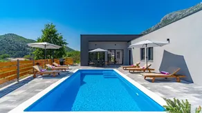 Fully equipped apartment with BBQ, garden & private pool | Mountain view - Image 2