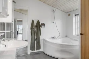 Holiday home with barbeque, sauna & jacuzzi - Image 4