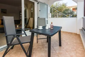 Apartment with terrace - Image 3