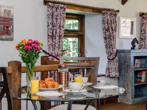 Family-friendly cottage with garden - Image 5