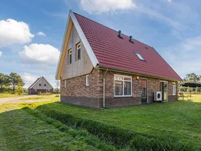 Family-oriented spacious bungalow with terrace, sauna & heated pool - Image 4