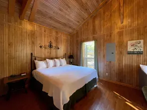 Scenic Waterfront Cabin with Covered Porch Overlooking Private Pond near Zwolle, Louisiana - Image 3