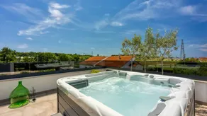Flat with jacuzzi, pool & garden - Image 5