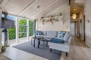 Family-friendly holiday home with garden, hot tub & barbeque - Image 3