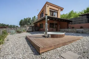 Holiday home with barbeque, jacuzzi & terrace | Garden view - Image 2