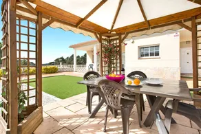 Flat with terrace, garden & private pool - Image 3