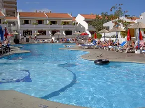 Appartamento accogliente e familiare con terrazza, piscina riscaldata e giardino | Vista sulla montagna | Accanto alla spiaggia | Ideale per lavorare da remoto | Sono ammessi animali domestici - Image 2