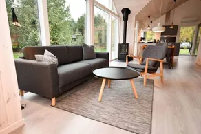 Fully equipped holiday home with garden & terrace - Image 2