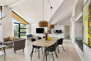 House with hot tub, BBQ & sauna - Image 2