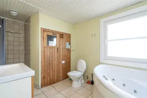 House with barbecue, terrace & hot tub | Pets allowed - Image 4