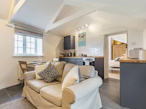 Family-friendly cottage with garden - Image 4