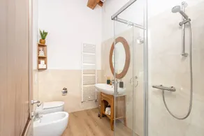 Agriturismo Ai Dossi: Camera matrimoniale con finestre velux vista cielo e bagno privato. - Image 5