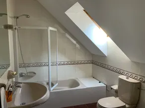 Ich biete ein Zimmer mit Bad an. (Zimmer mit Bad.) - Image 3