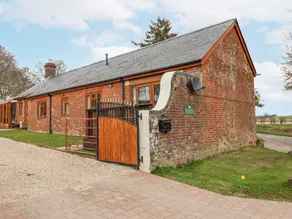 Cottage with garden - Image 2