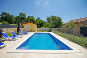 Children-friendly villa with pool & barbeque - Image 5