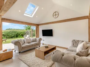 Cottage with barbecue, jacuzzi & garden - Image 3