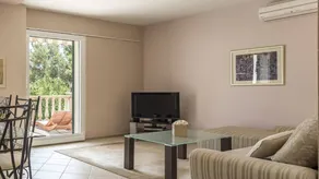 Voll ausgestattete Ferienwohnung mit Grill, Pool und Terrasse | Meerblick - Image 2