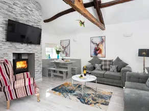 Cottage with hot tub & garden - Image 3