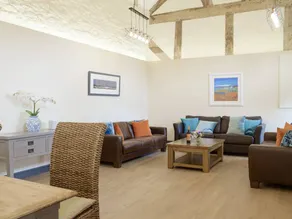 Family-oriented cottage with garden - Image 2