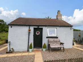 Cottage with garden | Beach view | Dogs allowed - Image 2