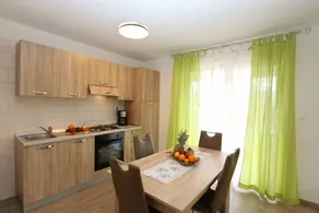 Apartment with garden, barbecue & terrace | Garden view - Image 5