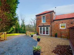 Cottage with garden - Image 2