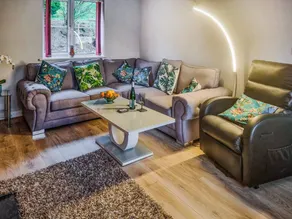 Cottage with garden | River view - Image 2
