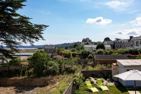 Agréable maison avec barbecue, jardin et terrasse | Vue jardin | À côté de la plage - Image 2