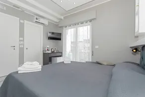 Habitación en casa de familia con internet de alta velocidad | Cerca Porta Garibaldi | Vistas a la ciudad - Image 5