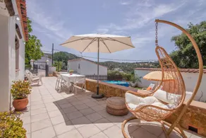 Maison de vacances entièrement équipée avec piscine privée, barbecue et jardin | Vue jardin - Image 3
