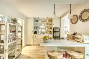 Spacious Family Home with Garden and Hot Tub Retreat - Image 2