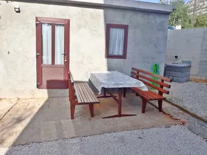 Holiday apartment with BBQ & garden - Image 4