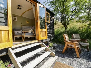 Cottage with garden & hot tub - Image 5